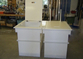 zwei Spezialkanister